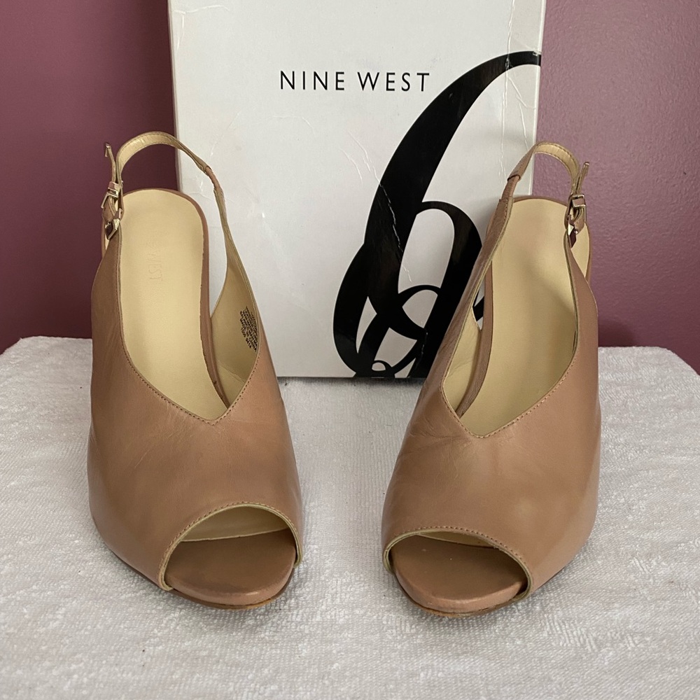 Nine West leather heels in good condition! Taupe color